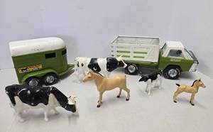 lot 138 image: Vintage NYLINT Farm Truck & Livestock Trailer wAnimals