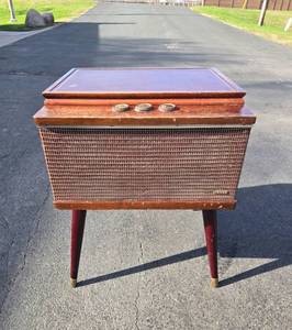 lot 169 image: Mid Century MAGNAVOX Turntable Stereo Console Cabinet