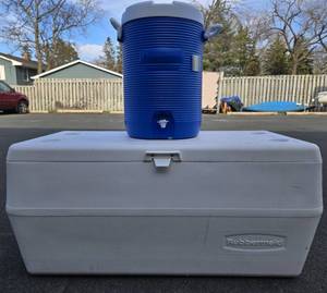 lot 171 image: Very Nice Clean LARGE Rubbermaid Cooler & Water Dispenser Jug