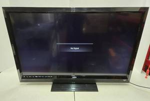 lot 173 image: Working VIZIO Model E472VLE 47 Smart TV wRemote & Stand