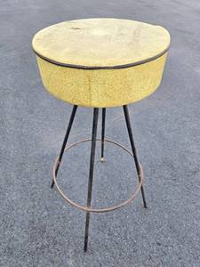 lot 180 image: Mid Century Atomic Style Swivel BarKitchen Stool