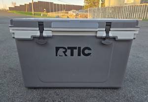 lot 184 image: Excellent Like-New ARTIC Cooler wDivider & Tray