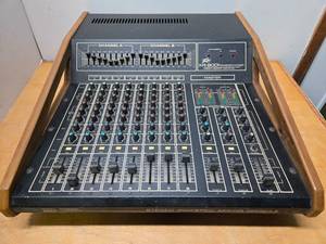 lot 204 image: Very Cool Retro Working PEAVEY Model XR-800 Powered Mixer