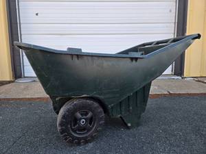 lot 192 image: 2-Wheeled Green LawnGarden Cart