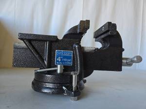 lot 194 image: Like-New Vulcan 4 Swivel Bench Vise