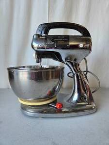 lot 195 image: Working Hamilton Beach Scovill Chrome Mixer wAccessories