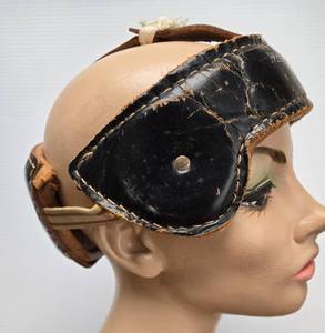 lot 197 image: Vintage 1940s era WINNWELL Leather Boxing Headgear Set