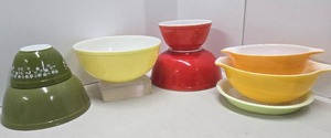 lot 245 image: Great Lot of Vintage PYREX Mixing Bowls & Dishes