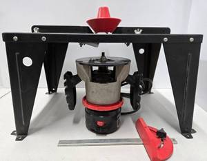 lot 259 image: Like-New Vermont American Router Table & Router