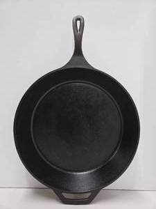 lot 262 image: LARGE Cast Iron LODGE Skillet - 15