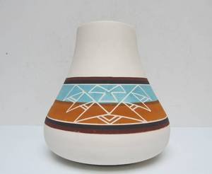 lot 286 image: Signed Vintage Native American Art Pottery Vase by Marion Selwyn