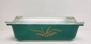 lot 305 image: Pyrex Green Wheat Promo Space Saver 2 Qt. Refrigerator Dish and Lid