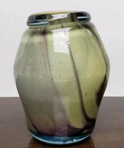 lot 307 image: Richard Stauffer Hand Blown Studio Art Glass Vase 5 Signed