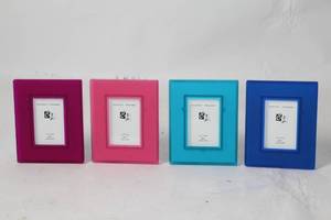 lot 33 image: Set of 4 Colorful Plastic 2x3 Photo Frames