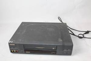 lot 86 image: Toshiba M661 4-Head VHS Player with Universal Remote Control
