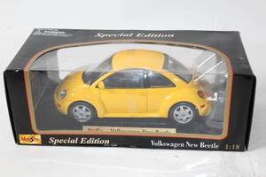 lot 115 image: Maisto Special Edition Volkswagen New Beetle 118 Scale Diecast Model