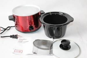 lot 141 image: Cooks 1.5 QT Slow Cooker with Glass Lid and Manual