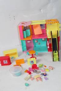 lot 164 image: Colorful Dollhouse Playset with Accessories