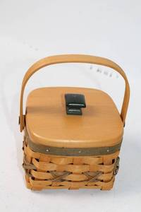 lot 196 image: Longaberger 2000 Collectible Basket with Holiday Liner