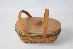 lot A-197 image: Longaberger 2006 Tree Trimming Basket with Lid