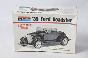 lot 214 image: 124 Scale 32 Ford Roadster Model Kit by Monogram