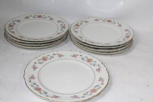 lot 229 image: Set of 12 Vintage Natchez Porcelain Dinner Plates with Floral Design
