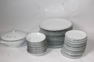 lot 230 image: Noritake China Pasadena Dinnerware Set - Service for 8