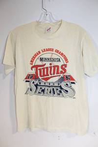 lot 244 image: 1987 Minnesota Twins World Series Champions T-Shirt Size M