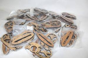 lot 251 image: Lot of 30 Wooden Hummingbird Napkin Holders