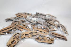 lot 253 image: Set of 10 Wooden Napkin Holders with Hummingbird Design
