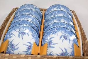 lot 266 image: Set of 8 Blue Porcelain Plates with Floral Design