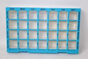 lot 318 image: Large 7-Day Weekly Pill Organizer