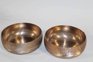 lot 412 image: Set of 2 Decorative Metal Bowls with Etched Design