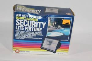 lot 425 image: 300 Watt Outdoor Quartz Halogen Security Lite Fixture