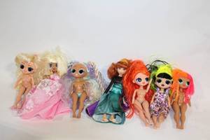 lot 453 image: Lot of 7 Assorted Fashion Dolls with Various Hairstyles