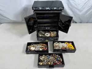 lot 16 image: Beautiful Black Laquered & Mother of Pearl Jewelry Box with Contents