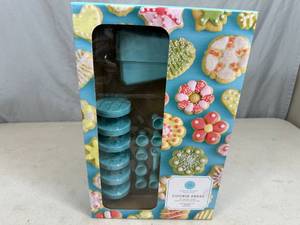 lot 21 image: New Martha Stewart Cookie Press