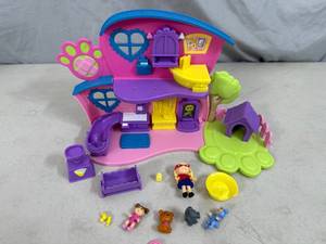 lot 33 image: Cabbage Patch Kids Little Sprouts Vet Center