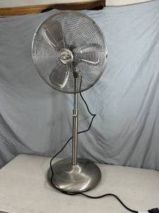 lot 35 image: Utilitech Metal Oscillating Fan