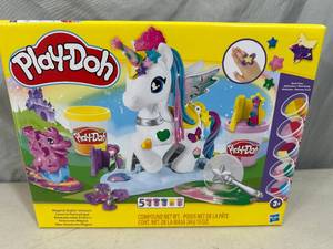 lot 36 image: New Playdoh Magical Stylin Unicorn Set
