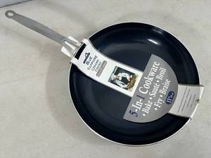 lot 96 image: New 11 inch Ceramic Coated Aluminim Frying Pan