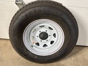 lot 4 image: New Karrier Load Star Trailer Tire and Wheel - ST22575R15