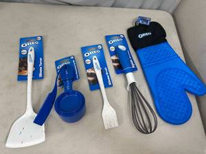 lot 177 image: New Oreo Themed Kitchen Accessories