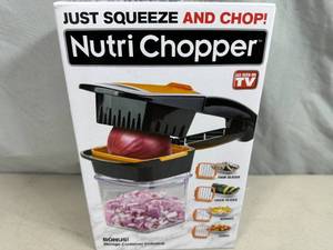 lot 214 image: New Nutri Chopper with Storage Container