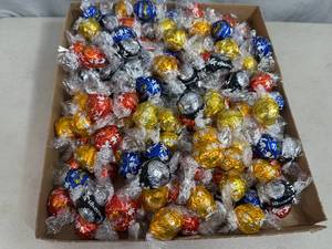 lot 278 image: 4.5 lbs of Lindt Lindor Assorted Chocolate Truffles