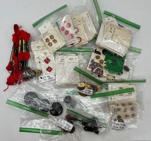 lot 33 image: Large Collection of Assorted Vintage Buttons including Glass