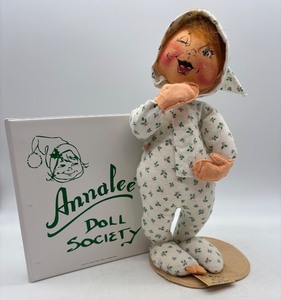 lot 37 image: Annalee Doll Society 1989 Christmas Pajama Elf Doll With 3 Annalee Doll Society 3 Ring Binder