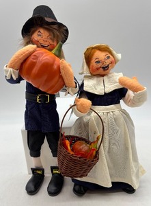 lot 38 image: Annalee 2005 Pilgrim and Lady Dolls with Pumpkin and Basket