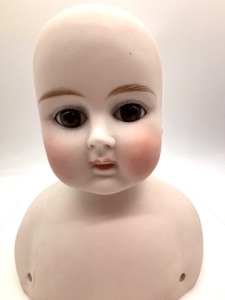 lot 48 image: Antique Porcelain Doll Head with Glass Eyes - Marked 912 No. 9