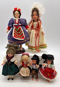 lot 91 image: Collection of 7 Vintage International Dolls with Traditional Costumes